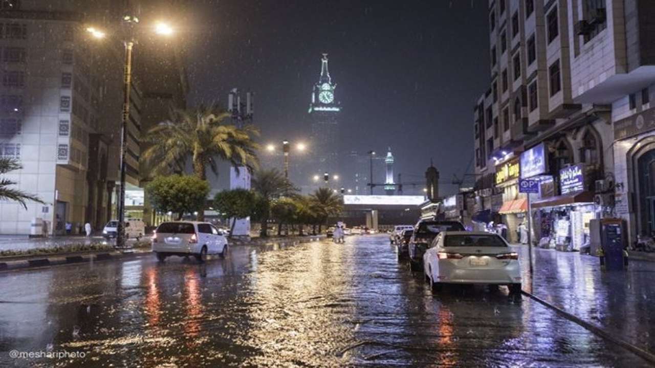 الدفاع المدني السعودي يحذر من هطول الأمطار الرعدية حتى الجمعة القادمة.. وتطورات جديدة من الأرصاد