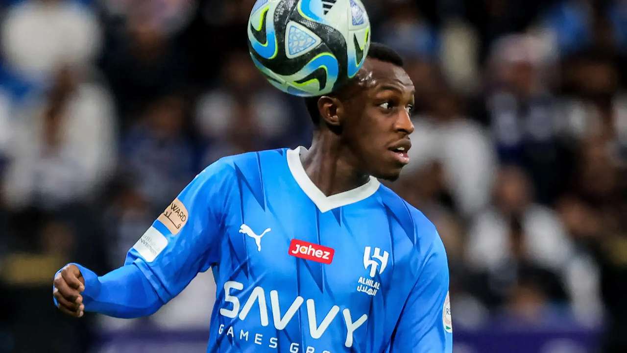 وكيل سعود عبدالحميد يثير غضب عشاق نادي الهلال السعودي بكلمات غامضة بعد استبعاده من مباراة أودنيزي