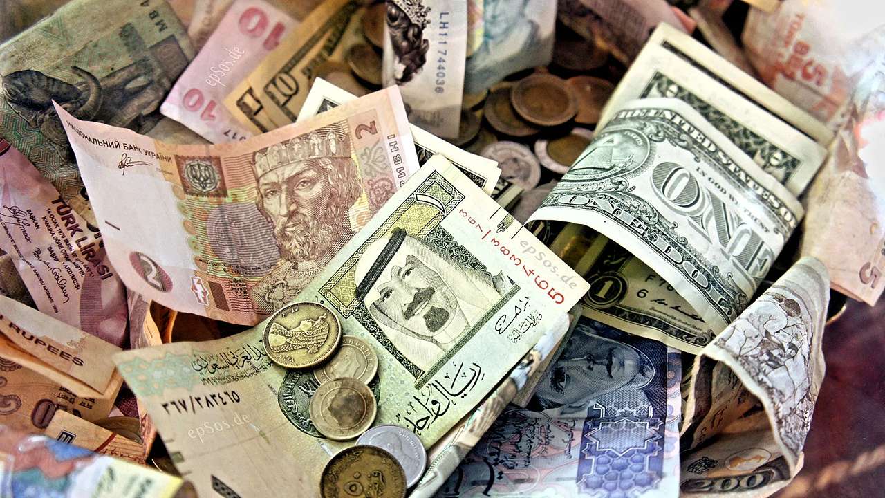 سعر الدولار والريال السعودي والدينار الكويتي أمام الجنيه في نهاية تعاملات اليوم