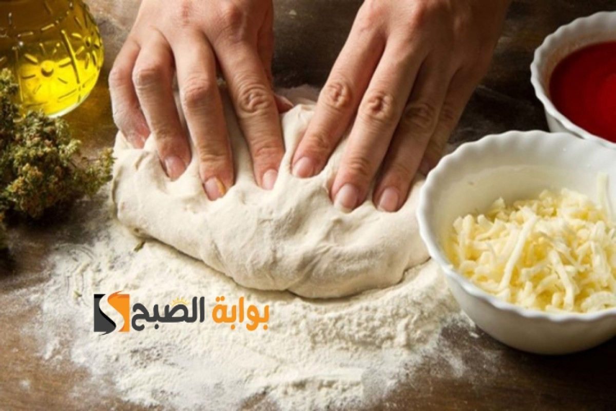 طريقة عمل عجينة البيتزا السريعة في 10 دقائق هشة ولذيذة