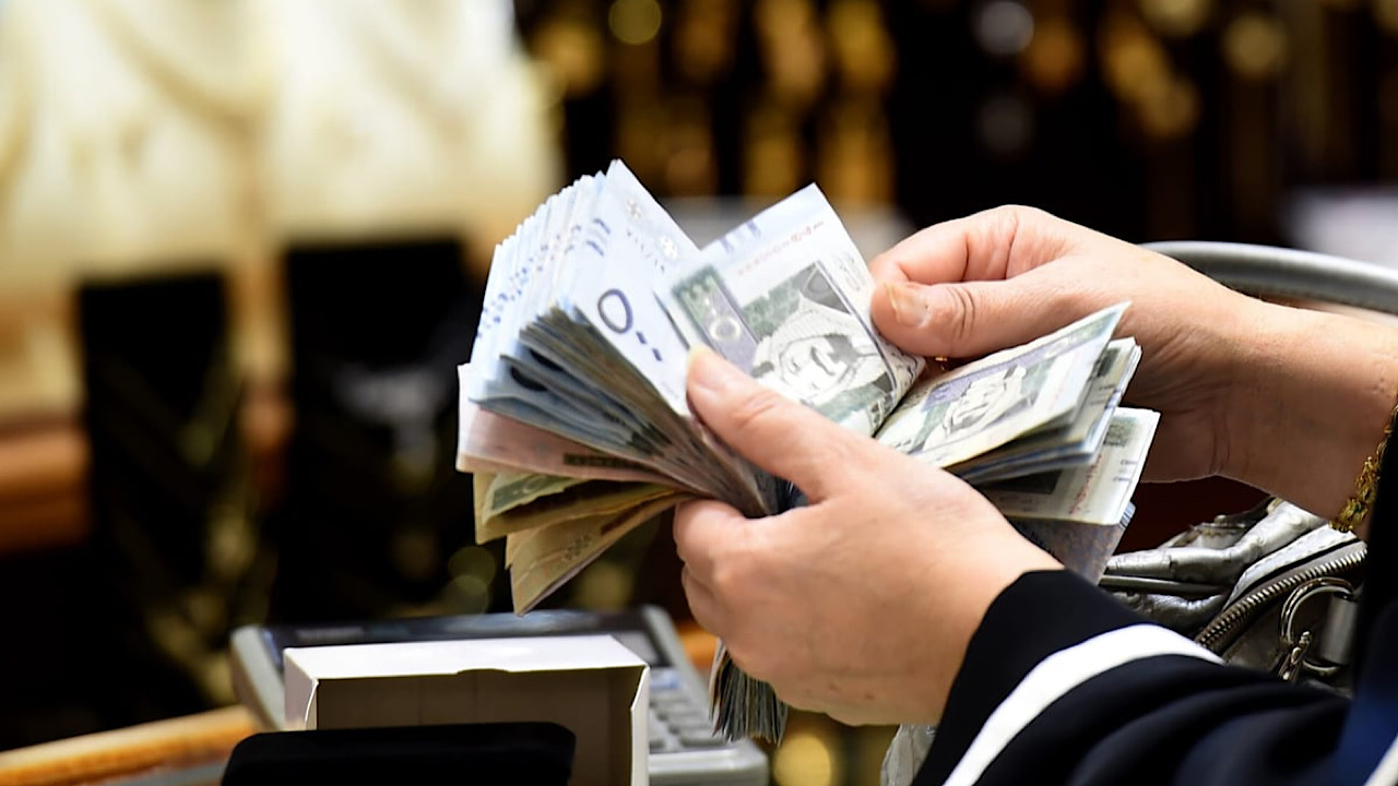 خلال ساعات .. الساعة كم ينزل حساب المواطن الدفعة 81؟
