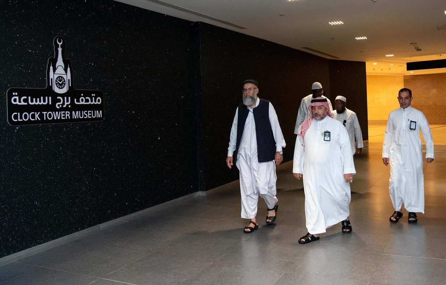 المتسابقون بمسابقة الملك عبدالعزيز الدولية يتفقدون متحف برج ساعة مكة