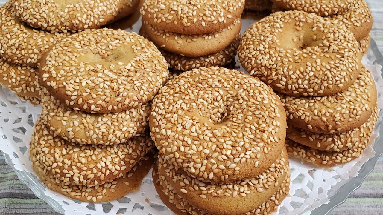كعك السمسم المقرمش بمذاقه الشهي مع كوب من الشاي والحليب