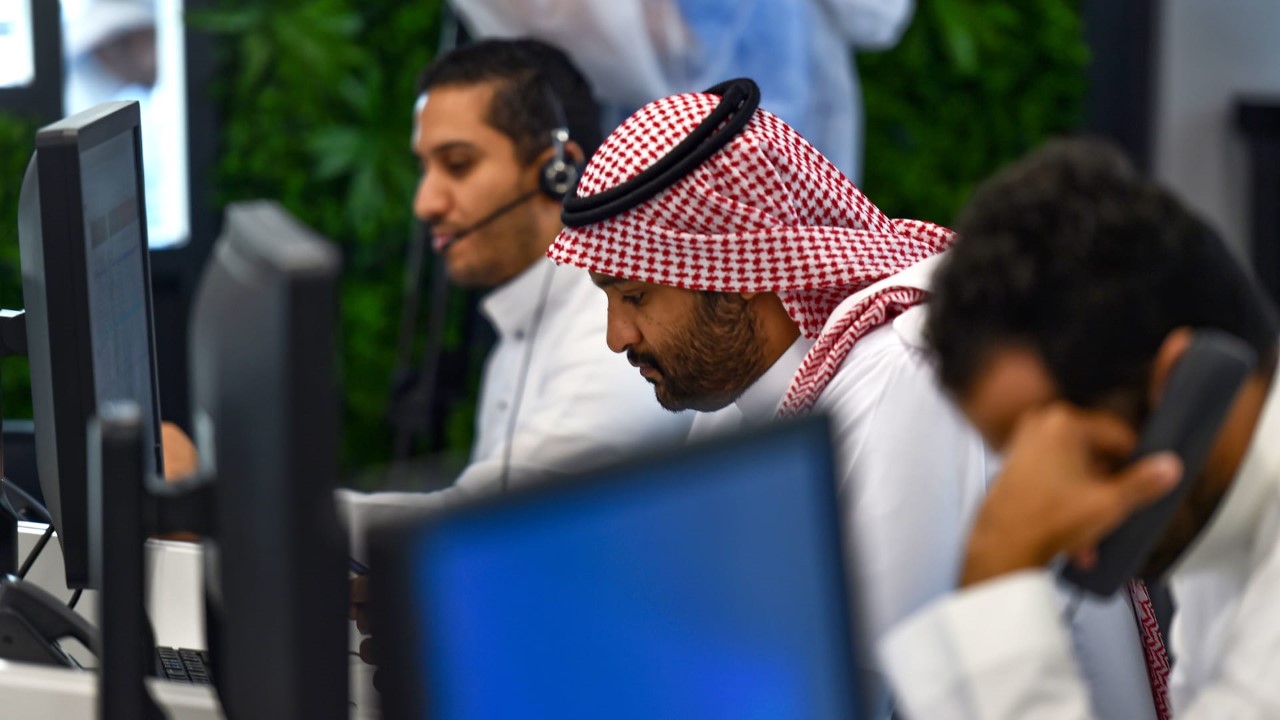 تقليص أيام العمل الأسبوعي إلى 4 أيام في السعودية بأمر ملكي.. حقيقة أم شائعة؟