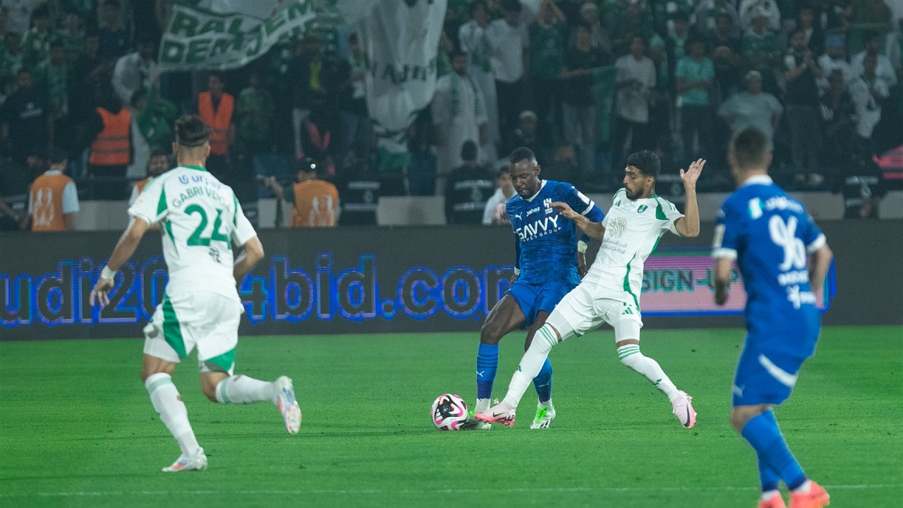 حرب التصريحات تشعل مواقع التواصل.. عضو رابطة الأهلي يطلق تهديدات نارية للهلال والإتحاد