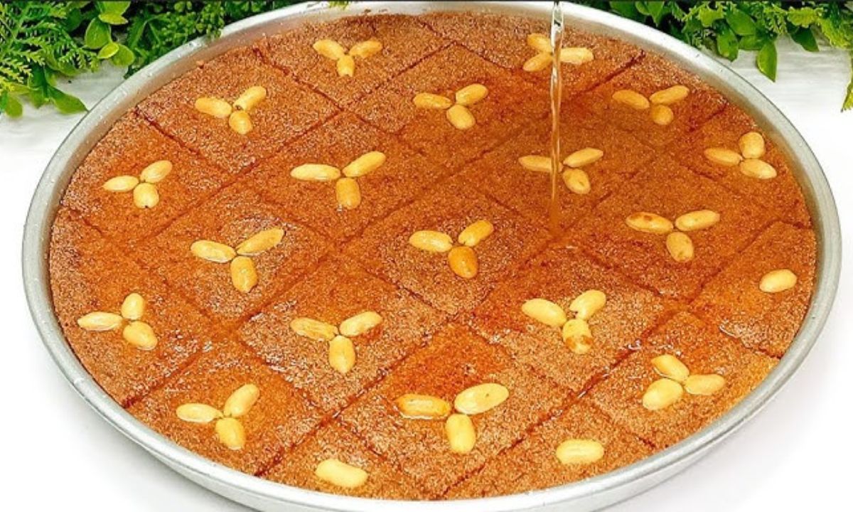 بدون حليب أو زبادي أو بيكنج بودر بطعم رائع .. بسبوسة المحلات الطرية والمرملة وصفة اقتصادية