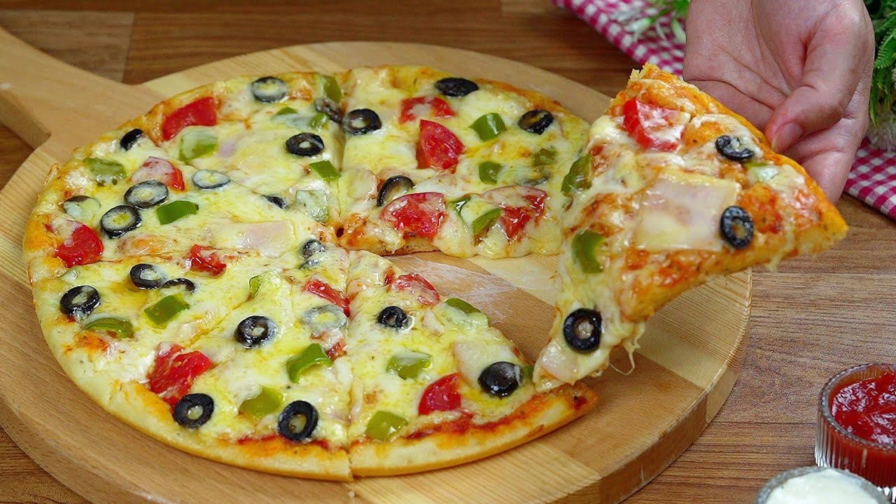 طريقة عمل بيتزا الطاسة بدون فرن بطعم رائع وخيالي