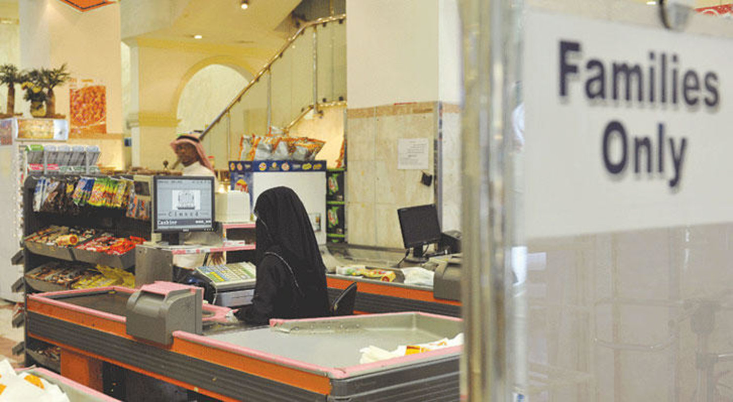 وزارة الموارد البشرية توضح تعديلات نظام العمل الجديدة.. تشمل إجازة 12 أسبوعًا في هذه الحالة