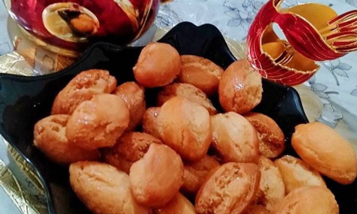 وصفة سهلة لحلوى مقرمشة تذوب في الفم بطعم لا يقاوم بدون بيض