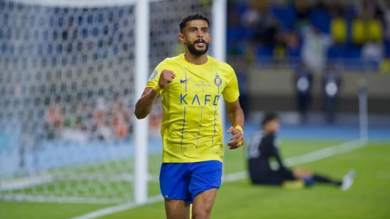 طلب الرحيل يضع العمري في صدارة عناوين النصر.. كيف سيواجه النادي الأزمة؟