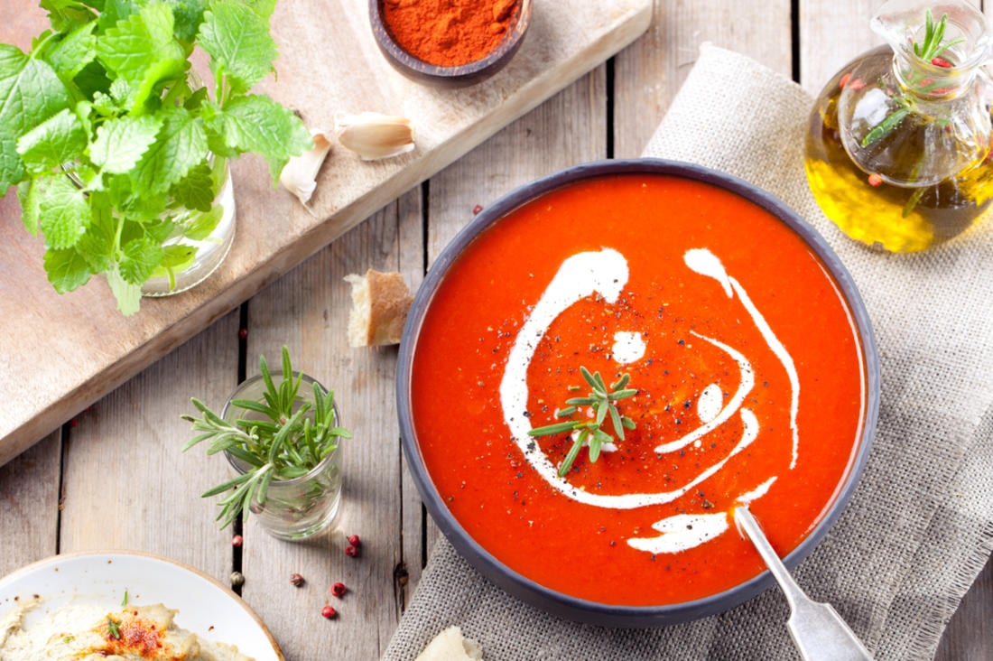 بأبسط المكونات.. طريقة عمل شوربة الطماطم الإسبانية “الجازباتشو” على أصولها