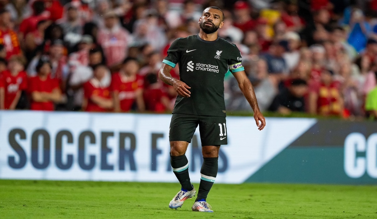 محمد صلاح يُثير جدل كبير بمداعبته لشعر إحدى الفتيات بعد استبداله في مباراة ليفربول أمس