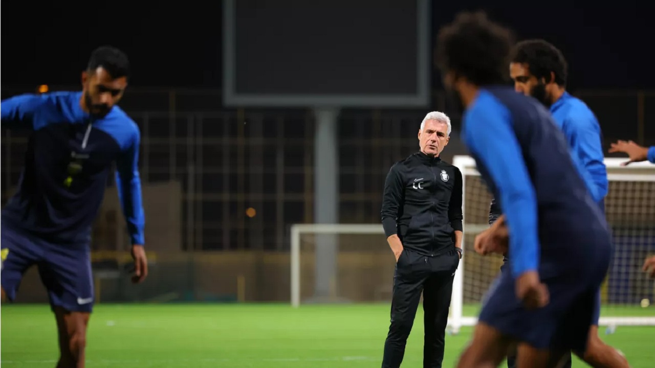 طلب غريب لكاسترو مدرب النصر السعودي وتعليقات من الجماهير الهلالية متسائلة عما ينوي فعله