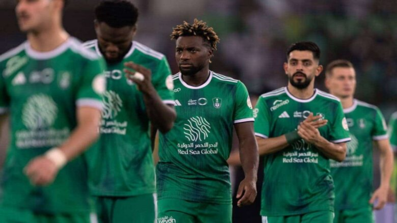 نجم الأهلي يقترب من الرحيل.. وثلاثة أندية سعودية تتنافس على ضمه