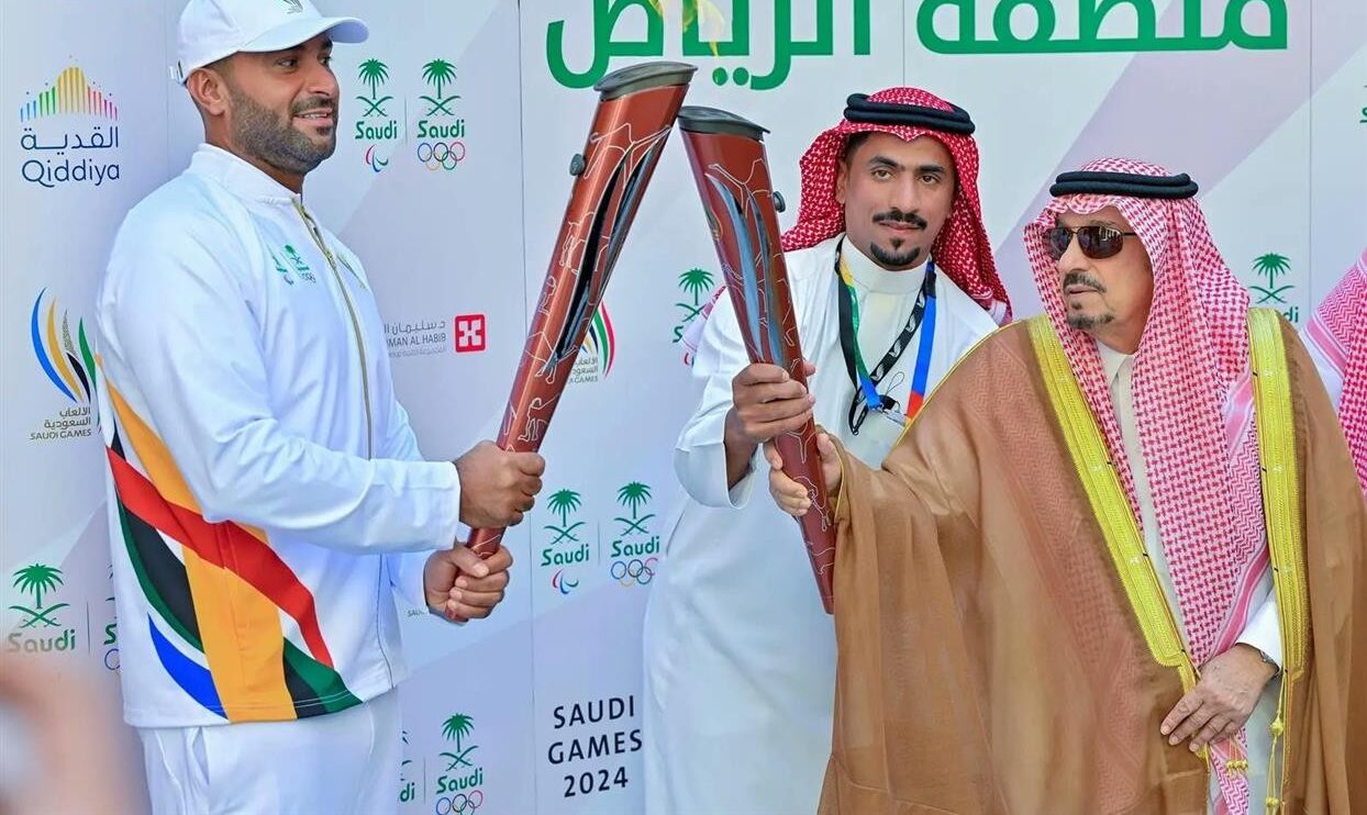 الأمير فيصل يتسلم شعلة الألعاب السعودية 2024