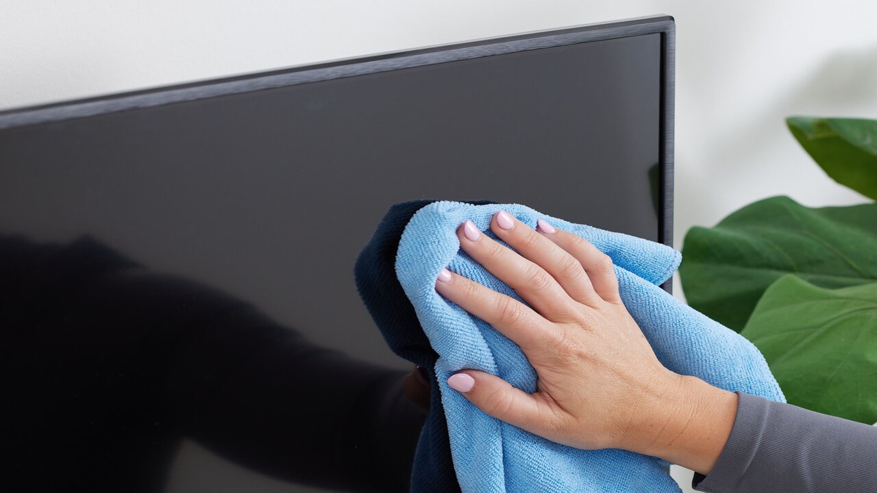 عشان متبوظش منك.. طريقة آمنة لتنظيف الشاشات وإعادة بريقها