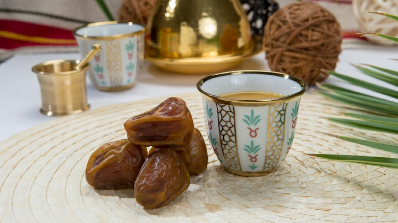 الأكثر شعبية .. طريقة عمل القهوة السعودية بالهيل والقرنفل والزعفران