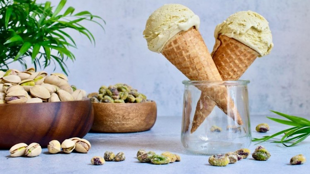 حلى شهي ومنعش .. طريقة عمل البوظة العربية بالفستق الحلبي