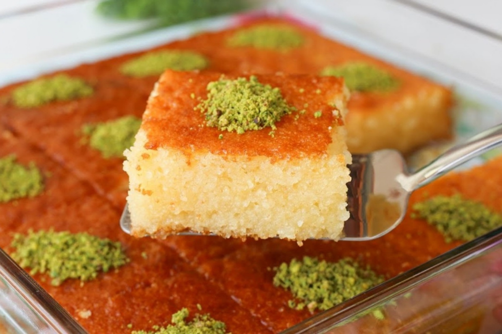 طريقة كيكة السميد اللذيذة.. تحلية سهلة وسريعة وبمذاق رائع وبأقل التكاليف