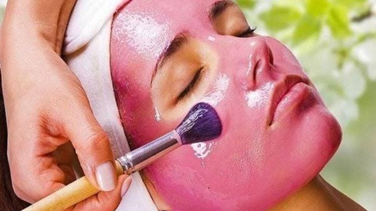 “هيخلي وشك زاهي”.. طريقة عمل ماسك الكركديه للحصول على بشرة ناعمة زي الاطفال بمكونات بسيطة 