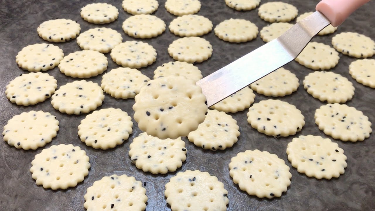 مقرمش ولذيذ وطعمه خطير حضري البسكويت بالملح في البيت كسناكس صحية بدون مواد حافظة