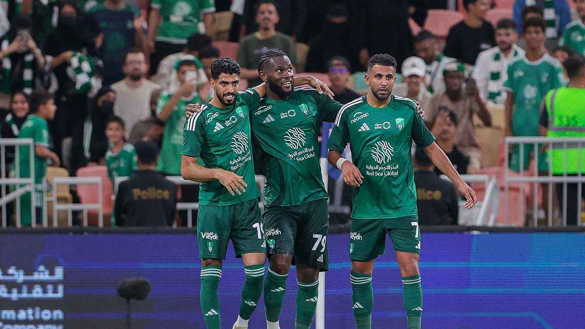 تصرف غريب من نجم الأهلي قبل مواجهة النصر يُثير القلق في معسكر الراقي