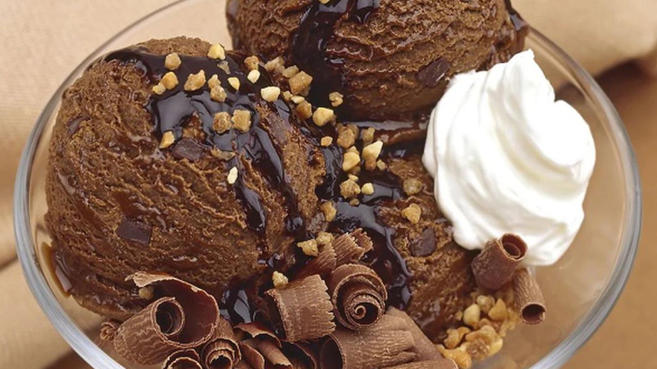 الايس كريم بالشوكولاتة في البيت بوصفة سهلة وطبيعية أحلى من الجاهز في المحلات