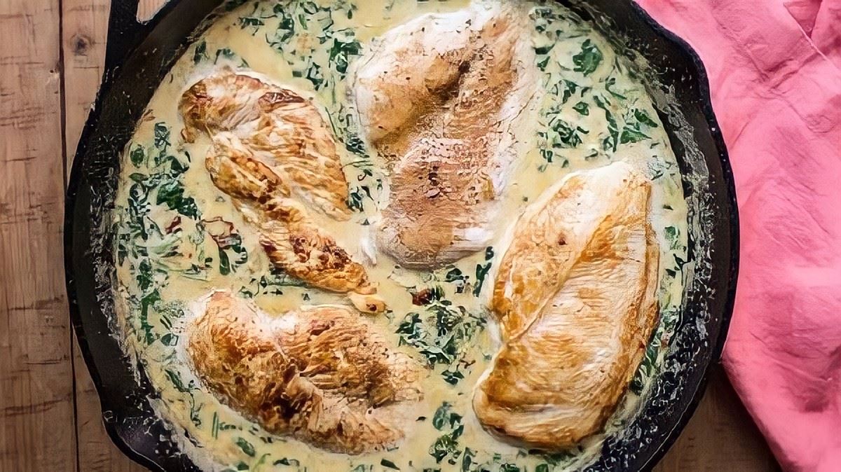 الغدا انهاردة إيه.. اعمل السبانخ بالكريمة والدجاج بأسهل الخطوات وأبسط المكونات وجددي في أكلاتك