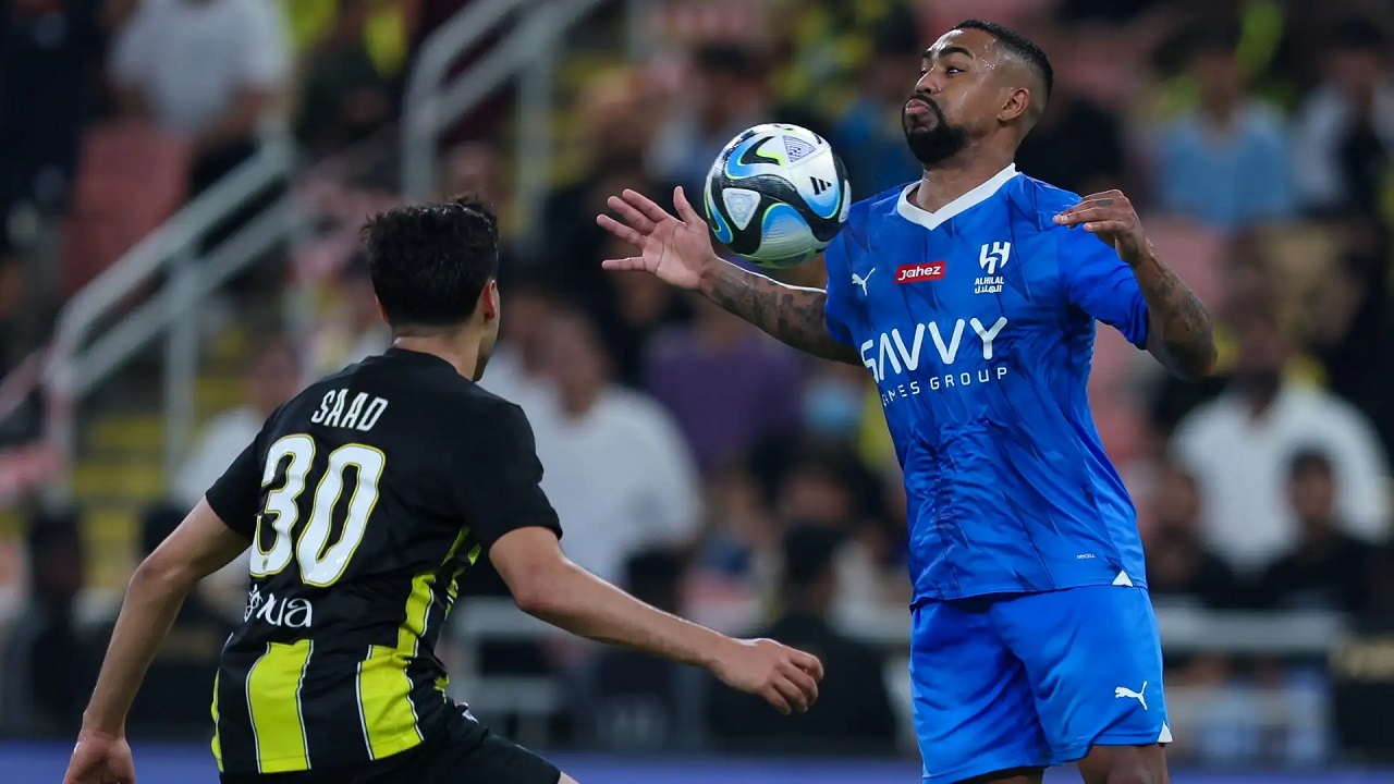 أحد أساطير الإتحاد يستفز الهلال السعودي وجماهيره بتعليق مثير على مباراة الأمس