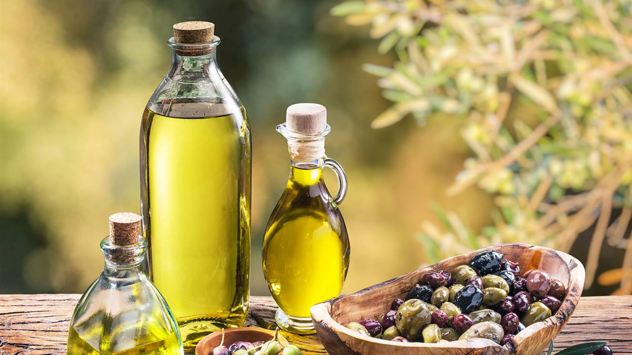 علاج الشعر التالف وتقوية خلايا المخ من فوائد زيت الزيتون بأنواعه المختلفة للرجال والنساء