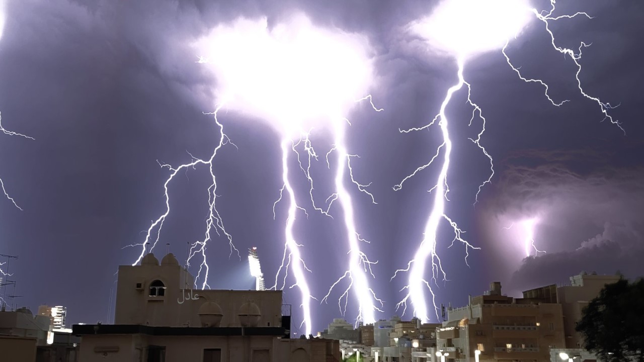 إنـذار أحمـر جديد من المركز الوطني للأرصاد.. وتحذيرات من صواعق رعدية وجريان للسيول