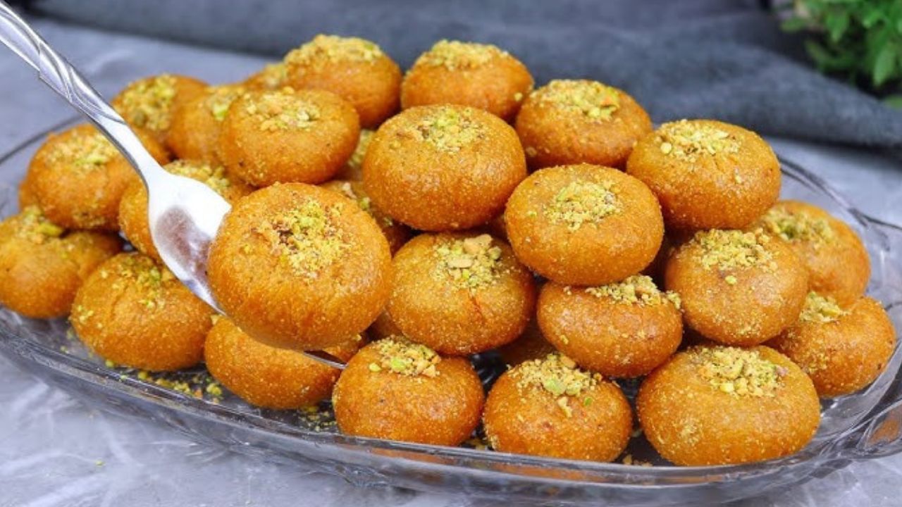 بكوب واحد من السكر هتعملي ألذ تحلية لأسرتك .. بوصفة اقتصادية عبقرية حضري كرات السميد بالشربات في البيت