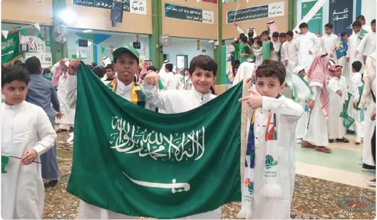 طلاب وطالبات مدارس مكة يحتفلون باليوم الوطني الـ94.. صور