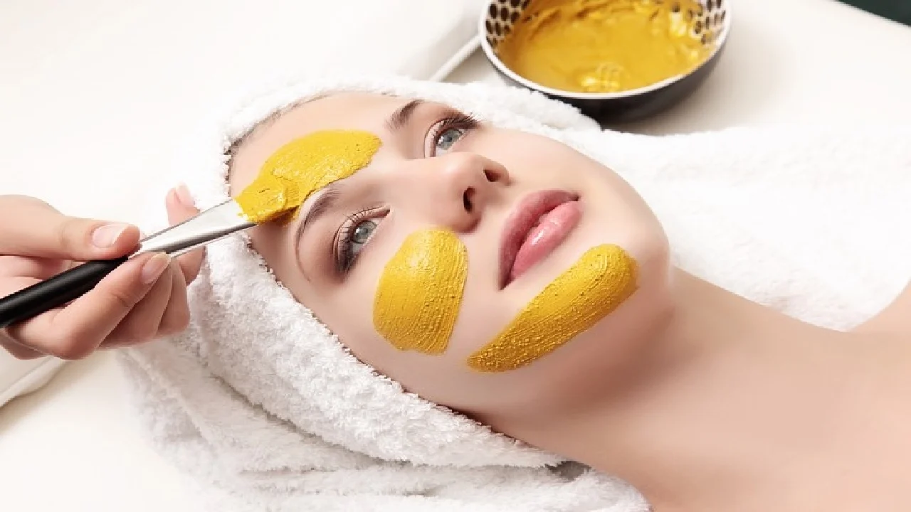 أفضل ماسك طبيعي للوجه للتخلص التجاعيد والهالات السوداء والندب وترطيبها وتوحيد لونها