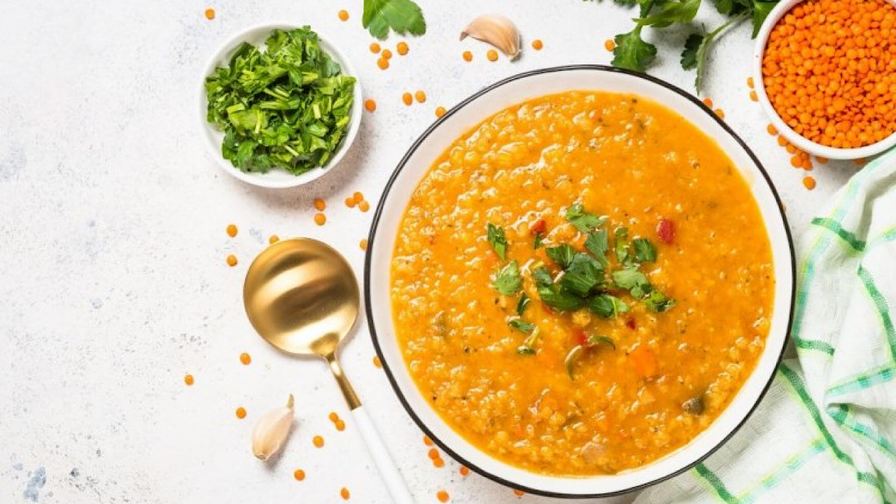 مع اقتراب الشتاء .. طريقة عمل شوربة العدس الأحمر