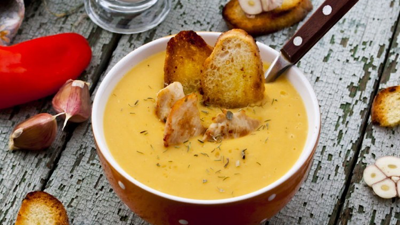 دافئة وشهية .. طريقة عمل شوربة العدس بالدجاج