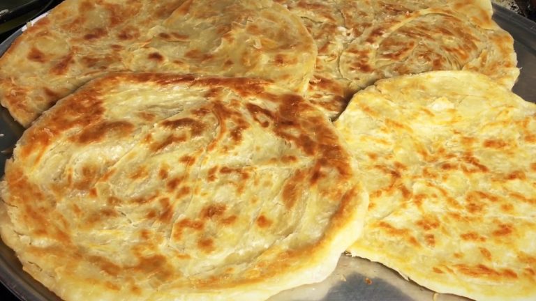 الفطير المشلتت المورق بالسمن البلدي: سر الطراوة والخفة لتجربة طعم لا يُنسى كل يوم!