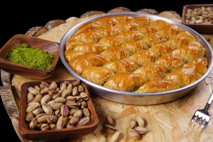 “لعشاق الحلويات الشرقية” .. خطوات عمل الجلاش بالمكسرات في البيت بطعم لا يقاوم