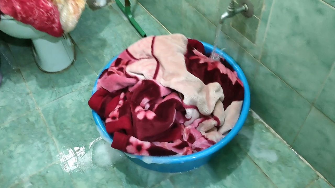 ” هترجع جديدة قبل الشتاء ” طريقة غسيل البطاطين في المنزل بدون مجهود وبرائحه منعشه