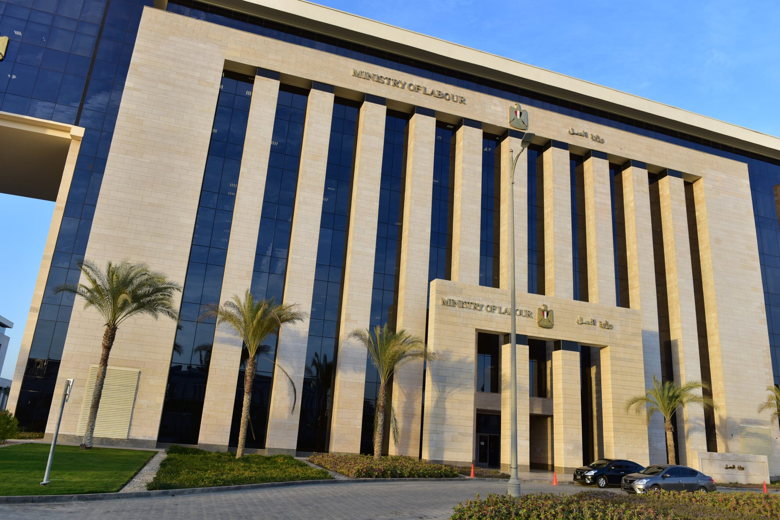 وزارة العمل تعلن طريقة التقديم في 5548 وظيفة شاغرة في 11 محافظة برواتب مجزية جداً