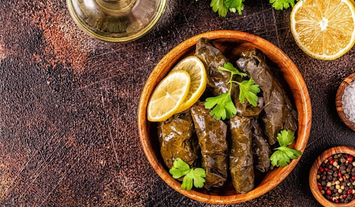 بخلطة لذيذة ومميزة .. طريقة عمل ورق العنب بالزيت والليمون