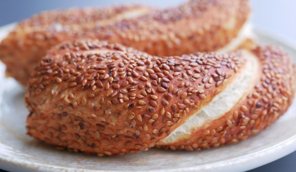 بعجينة هشة وقطنية .. طريقة عمل الكعك التركي بالسمسم