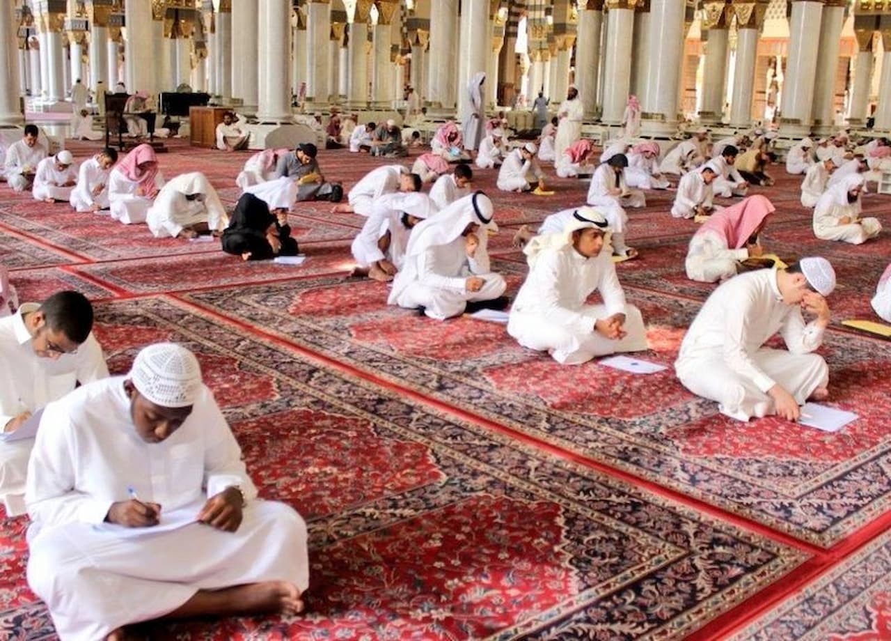 «خطوة بخطوة».. رابط التسجيل في كلية المسجد النبوي 1446 والشروط المطلوبة