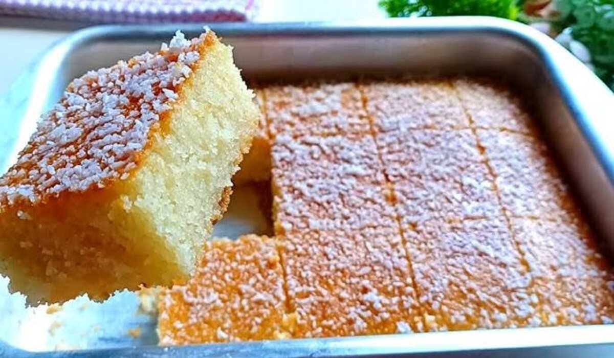 كيكة هشة ولذيذة وخطيرة.. خطوات عمل كيكة البسبوسة بدون بيض لزوم التوفير
