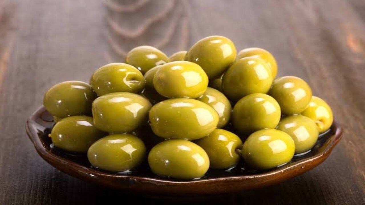 خلليه في الموسم بتاعه.. طريقة تخليل الزيتون بالماء والملح او المسلوق بخطوات سهلة وبسيطة 