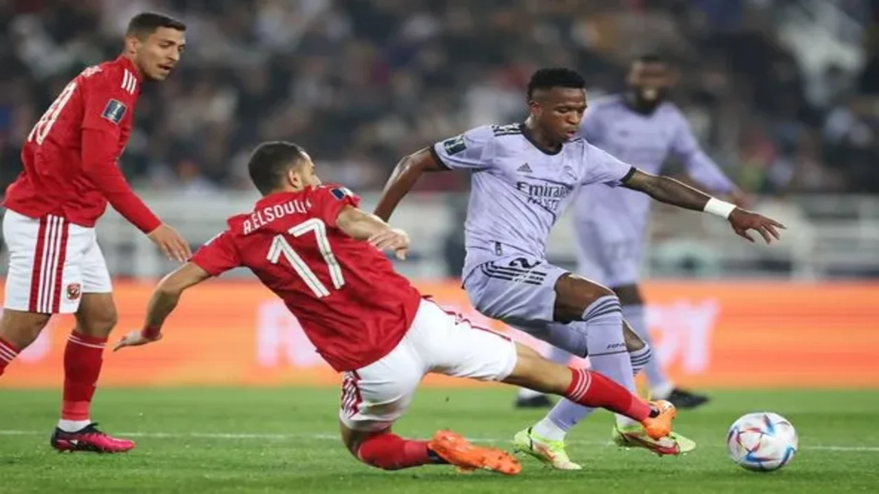 هل يعود قبل مباراة الأهلي المصري؟ ناقوس الخطر يدق بالسنتياجو برنابيو بعد اصابة فينيسيوس جونيور