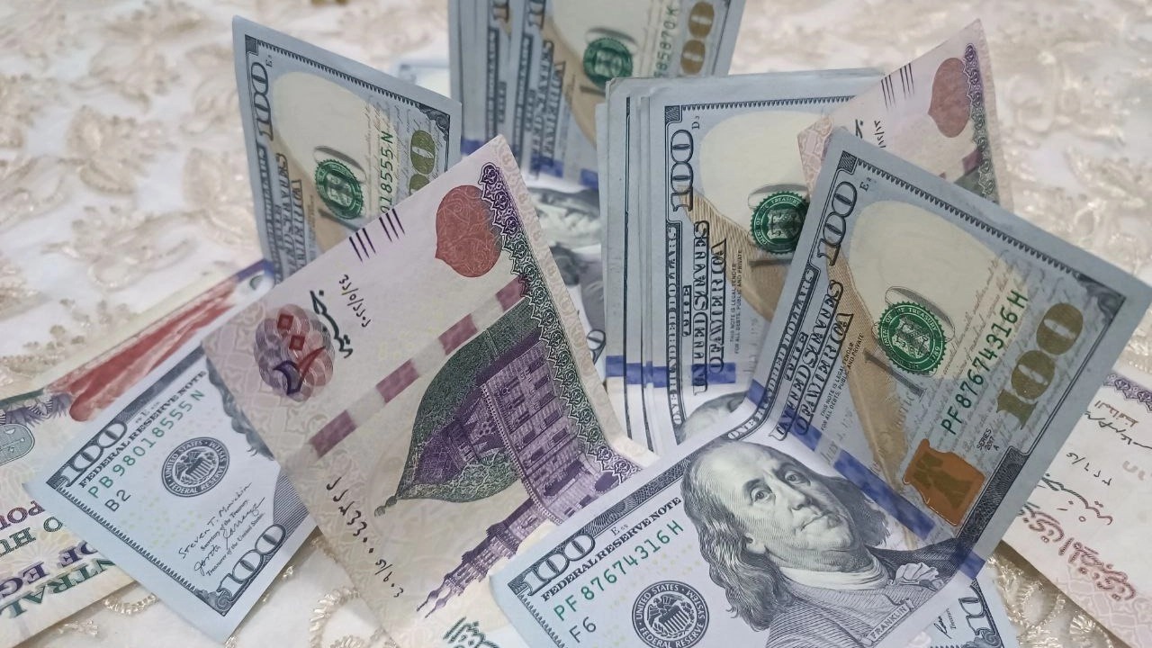 “وصل كام؟”.. سعر الدولار مقابل الجنيه المصري اليوم في البنوك ببداية العاملات