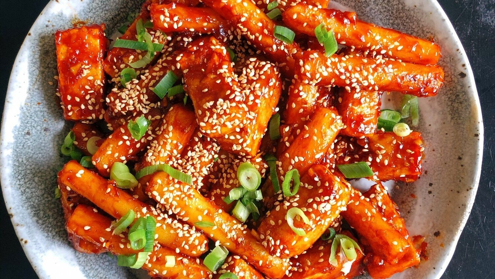 “لمحبي الأكل الكوري اللذيذ” .. خطوات عمل الدكبوكي الكوري الحار في المنزل