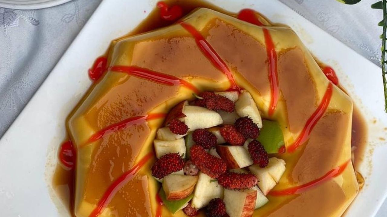 “تحلية سريعة” طريقة عمل بودينج كريم الكراميل بالفواكه اللذاذة والطعامة في طبق واحد بمكونات سهلة وخطوات بسيطة