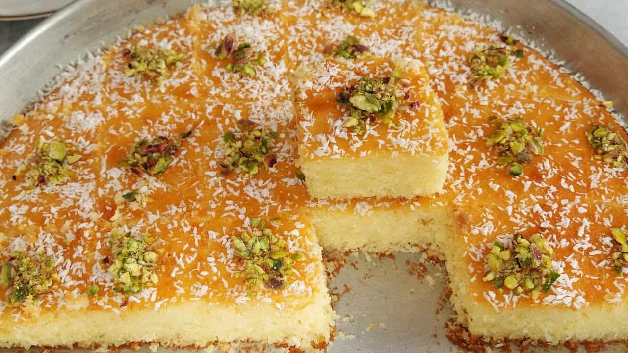 بمقادير غير مكلفة والطعم حكاية .. طريقة عمل كيكة البسبوسة في البيت